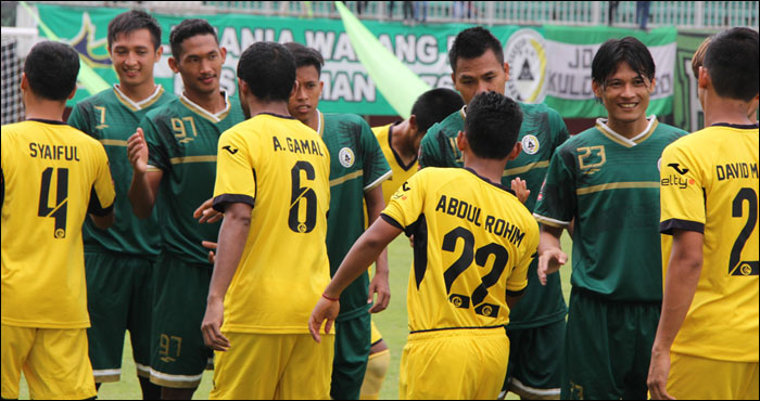 Para pemain PSS Sleman (hijau) harus puas bermain imbang 3-3 dengan Mitra Kukar (kuning) meski sempat memimpin 3 gol pada laga kedua Piala Presiden 2017